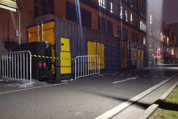 察隅柴油发电机组的输出电压是如何调节的？