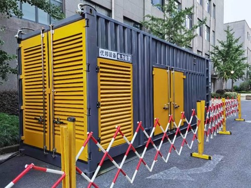 察隅如何使用转速表检查发动机的转速？