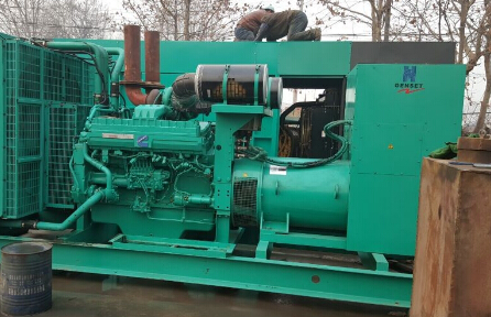 察隅发电机组如何判断水冷式机油散热器内部是否需要清洗？