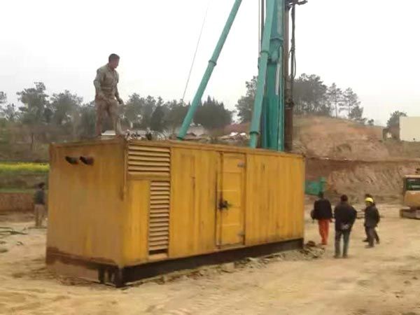 察隅如何判断水冷式机油散热器密封件是否需要更换？